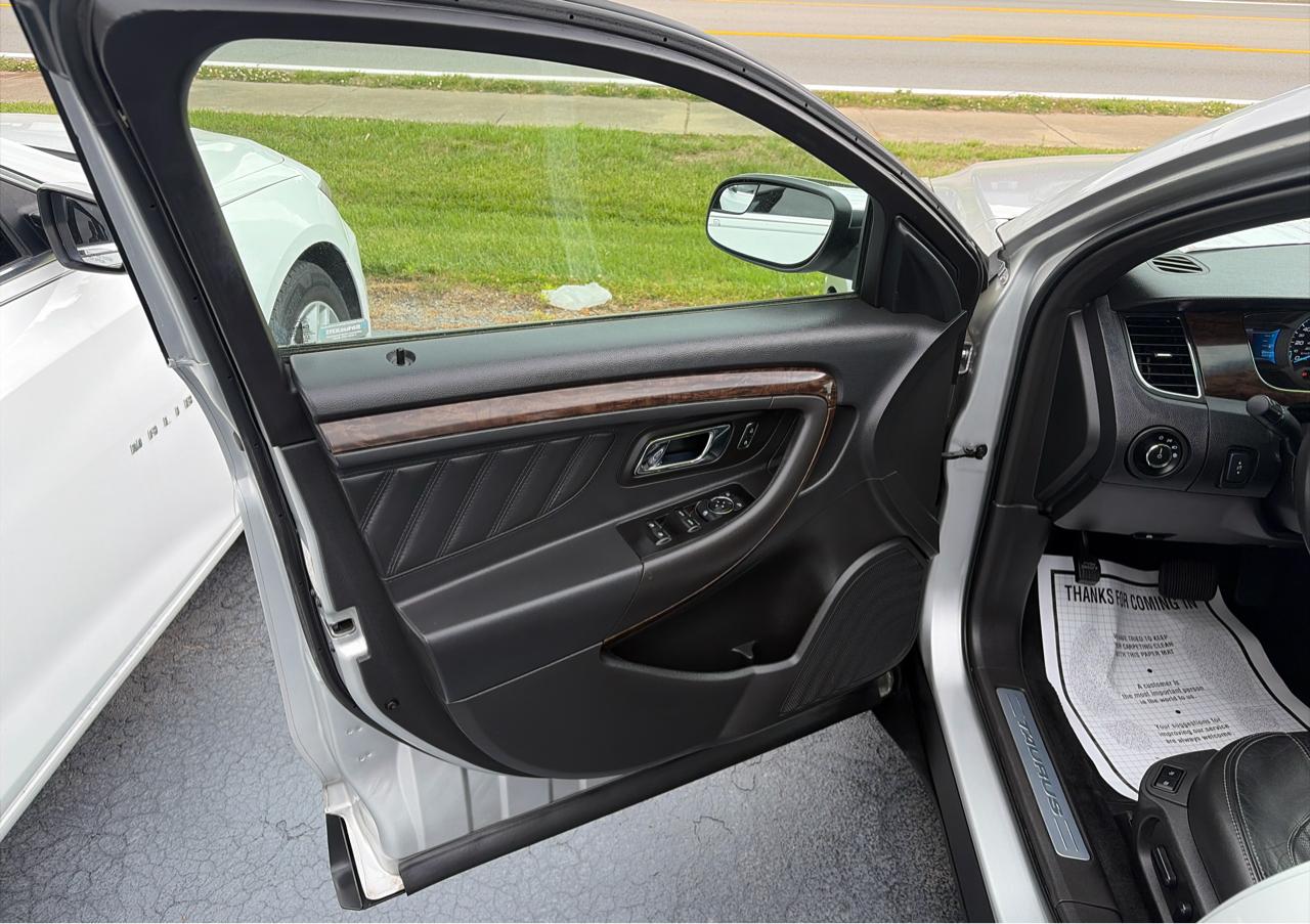 Ford Taurus Limited FWD 2016