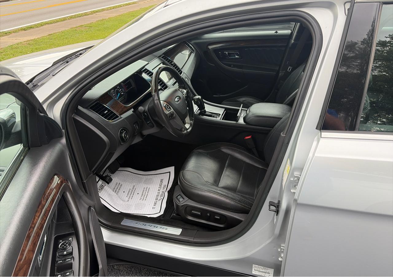 Ford Taurus Limited FWD 2016
