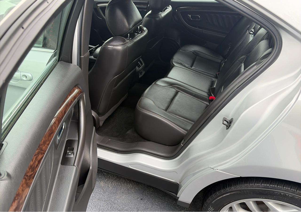 Ford Taurus Limited FWD 2016