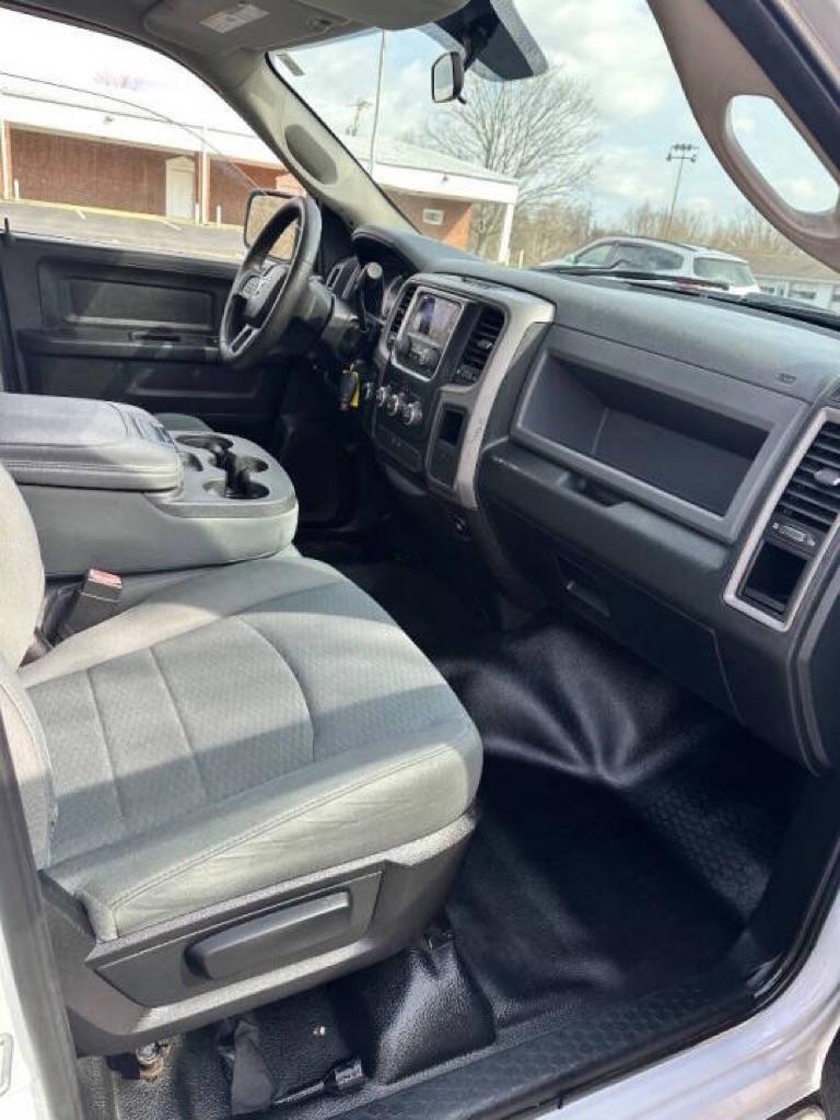 RAM 1500 4WD Quad Cab 140.5" Tradesman 2015