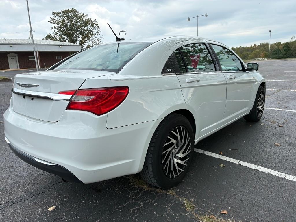Chrysler 200 4dr Sdn Touring 2013