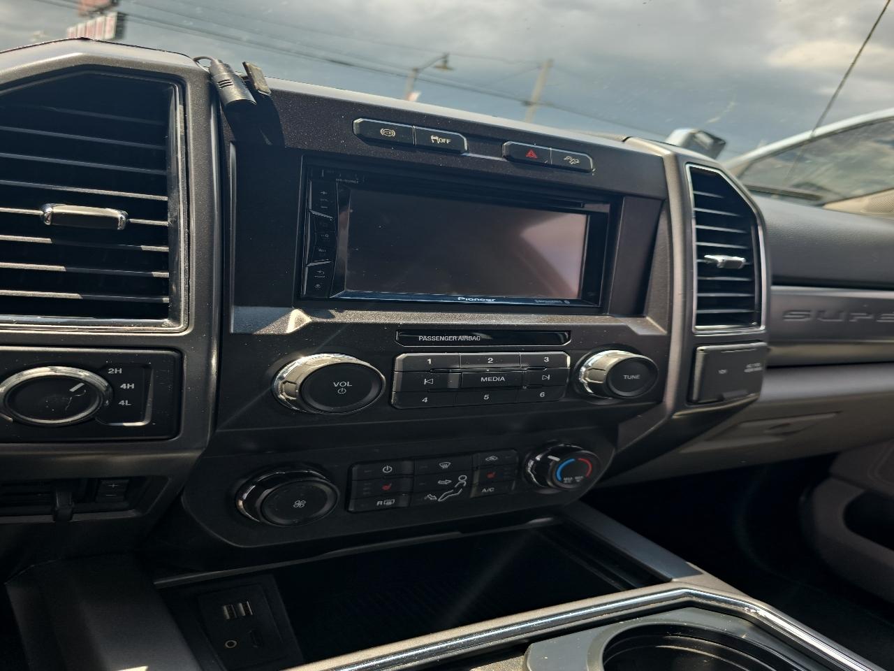 Ford F-350 SD XLT Crew Cab 4WD DRW 2019