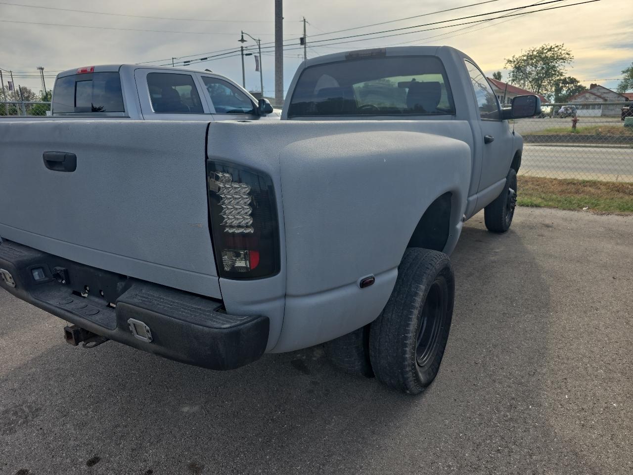 Dodge Ram 3500 2dr Reg Cab 135" WB DRW 4WD 2005