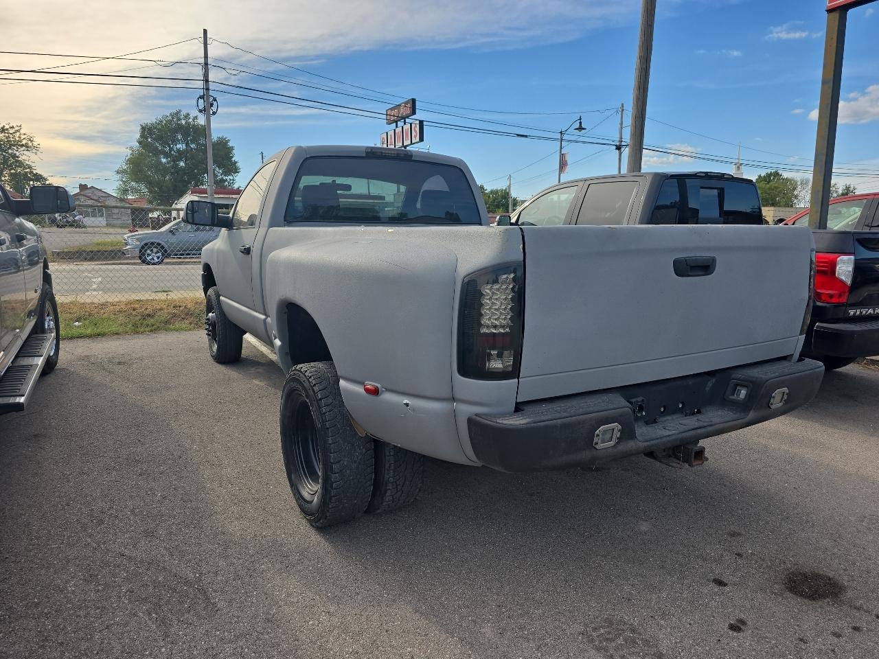 Dodge Ram 3500 2dr Reg Cab 135" WB DRW 4WD 2005