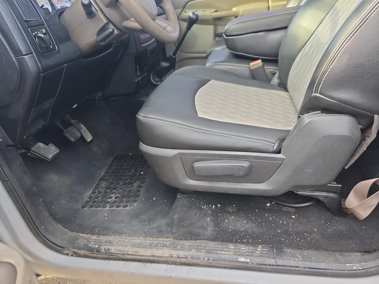 Dodge Ram 3500 2dr Reg Cab 135" WB DRW 4WD 2005