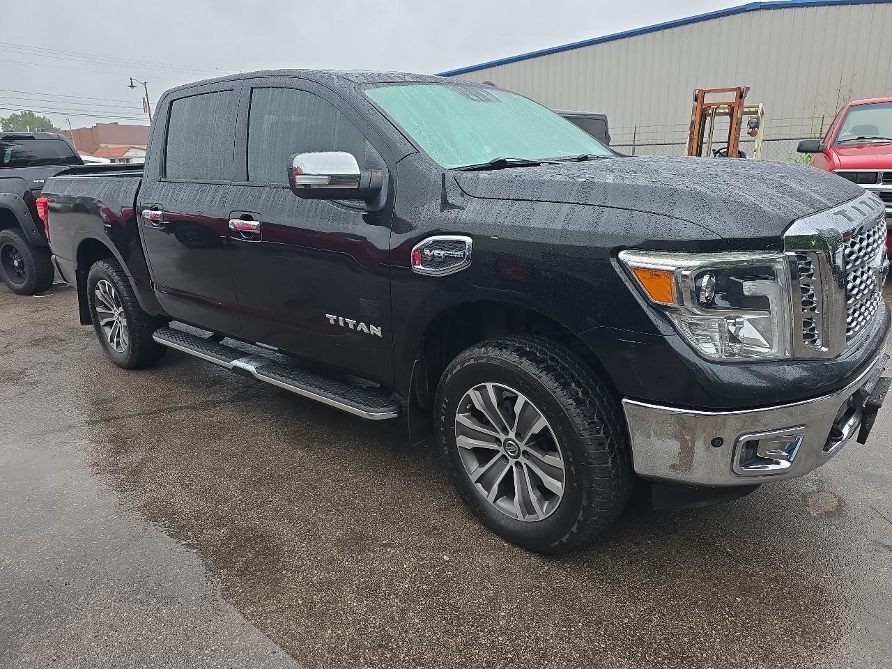 Nissan Titan 4WD Crew Cab SWB SL 2017
