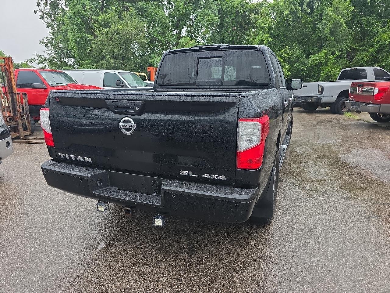 Nissan Titan 4WD Crew Cab SWB SL 2017
