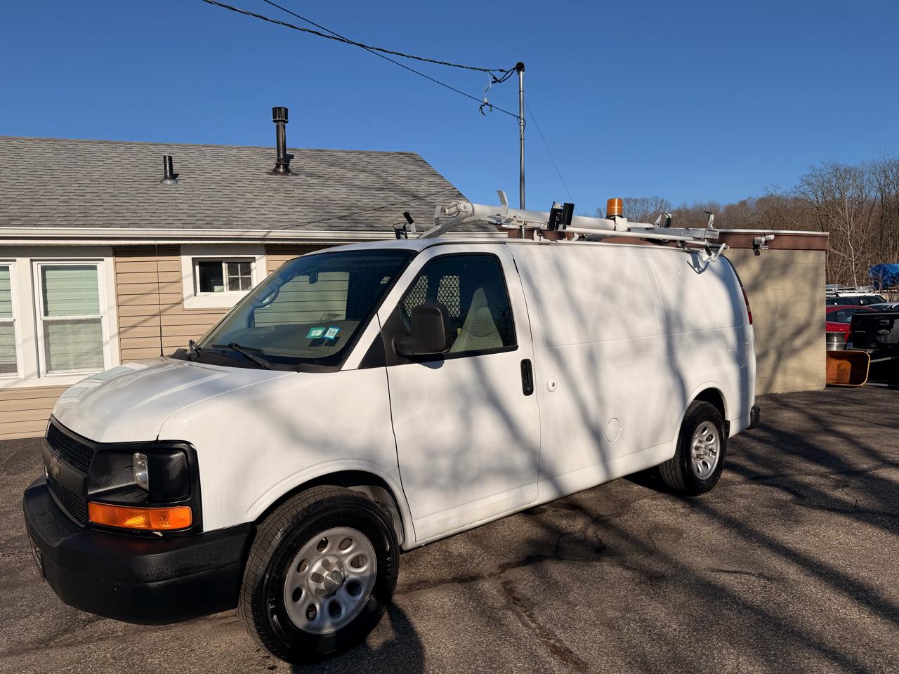 Chevrolet Express Cargo Van RWD 1500 135" 2009
