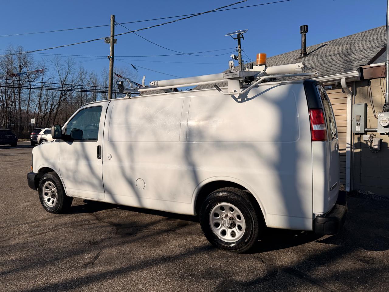 Chevrolet Express Cargo Van RWD 1500 135" 2009