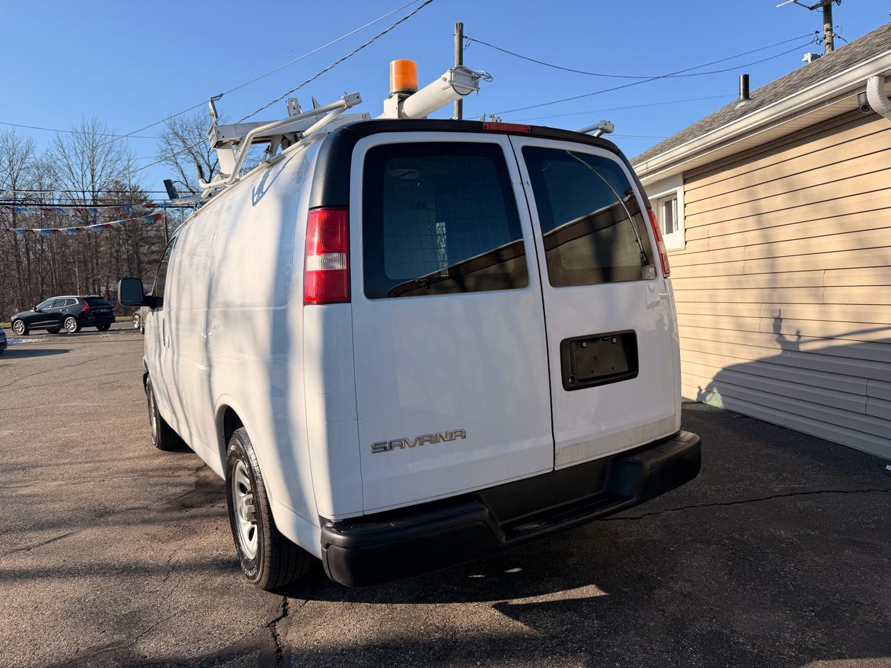 Chevrolet Express Cargo Van RWD 1500 135" 2009