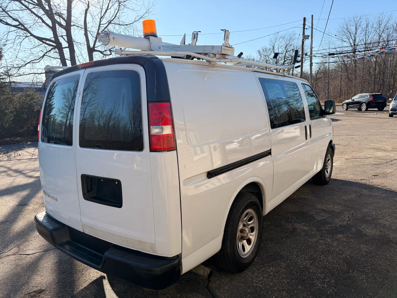 Chevrolet Express Cargo Van RWD 1500 135" 2009