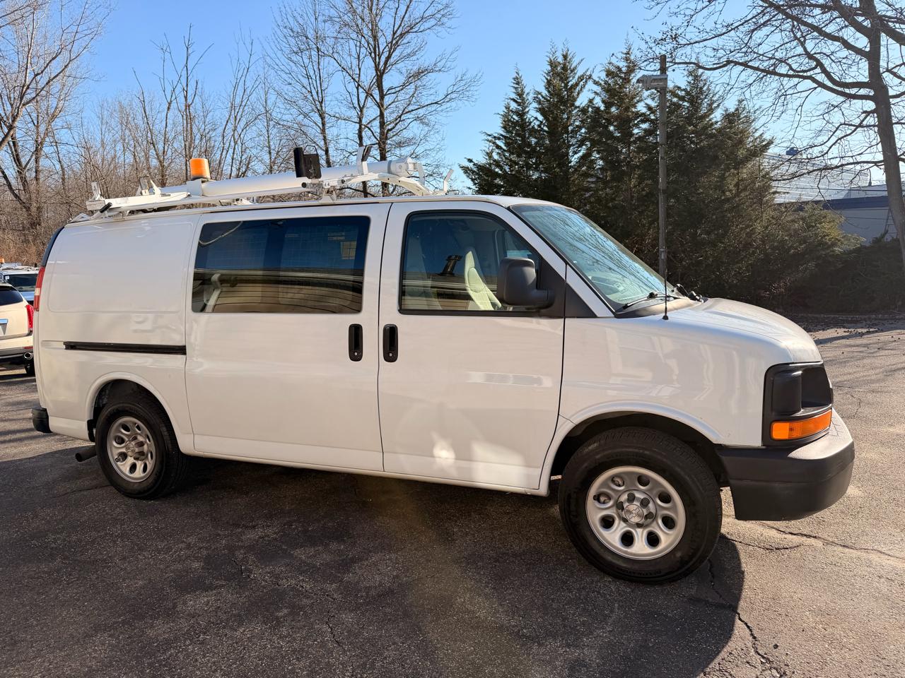 Chevrolet Express Cargo Van RWD 1500 135" 2009