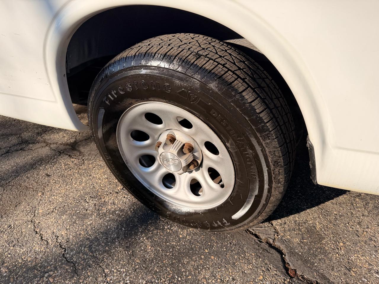 Chevrolet Express Cargo Van RWD 1500 135" 2009