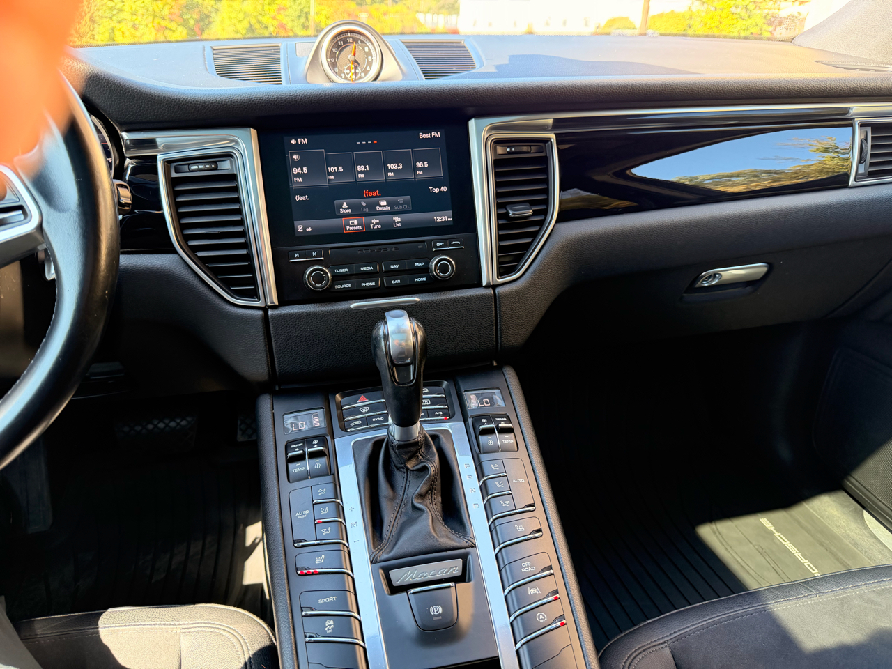 2017 Porsche Macan photo 25