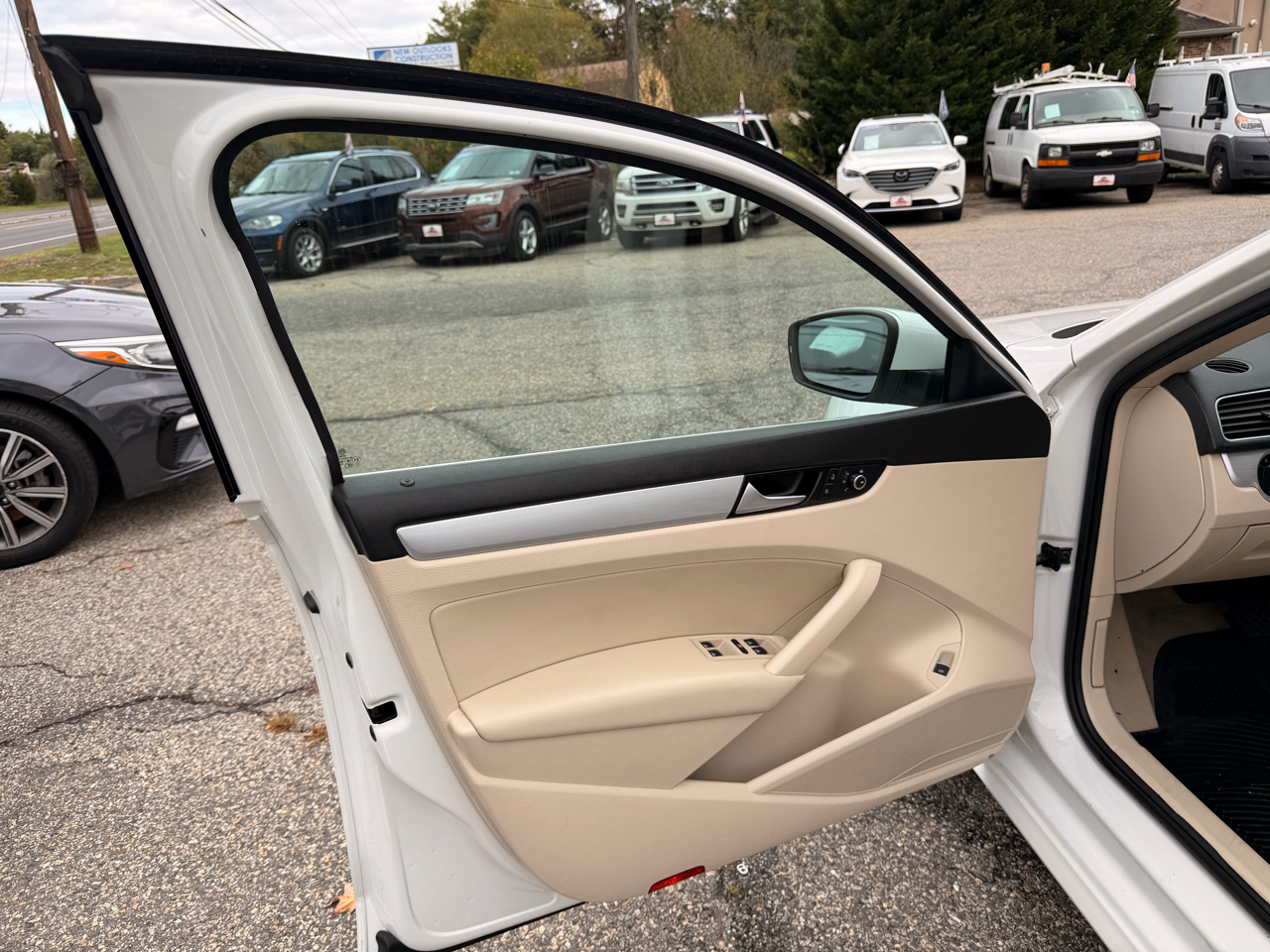 2013 Volkswagen Passat SE photo 2