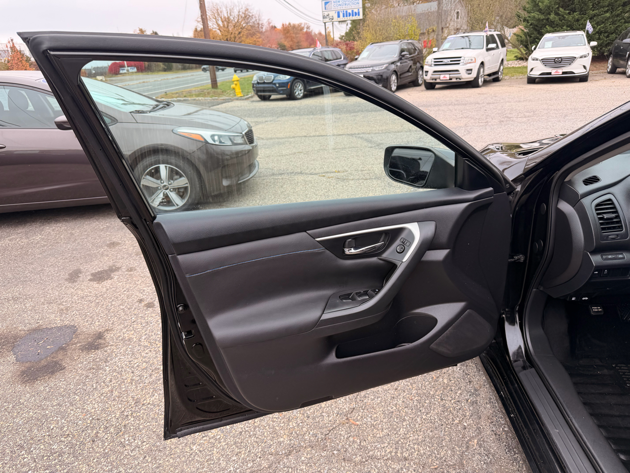 2017 Nissan Altima 2.5 SR photo 2