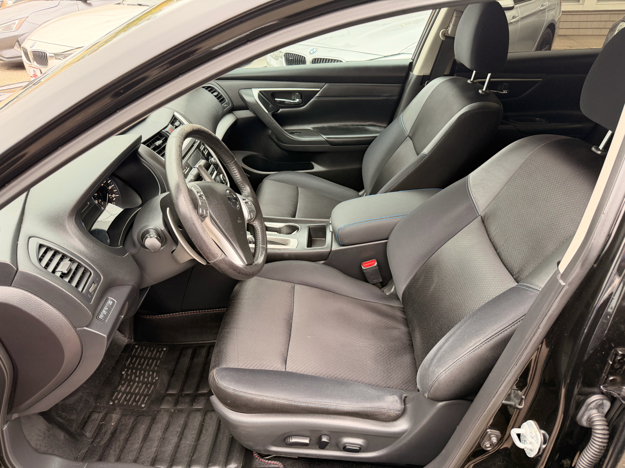 2017 Nissan Altima 2.5 SR photo 3