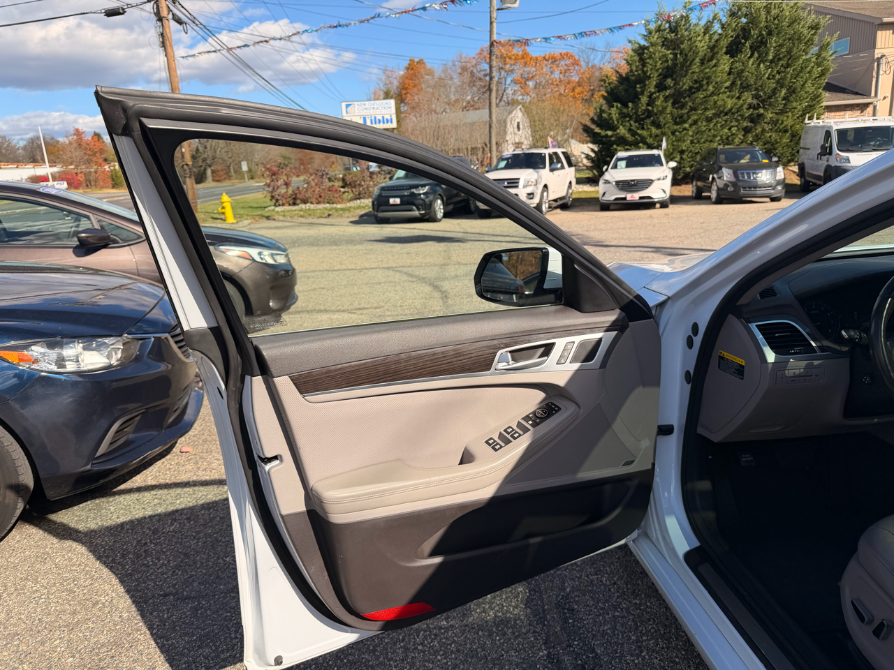 2016 Hyundai Genesis 3.8 AWD photo 2