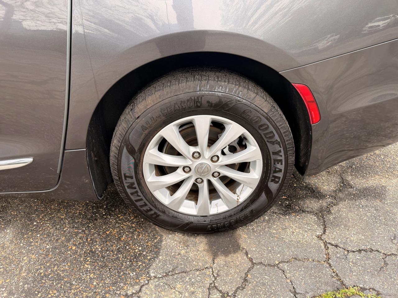 Chrysler Pacifica Touring-L FWD 2017