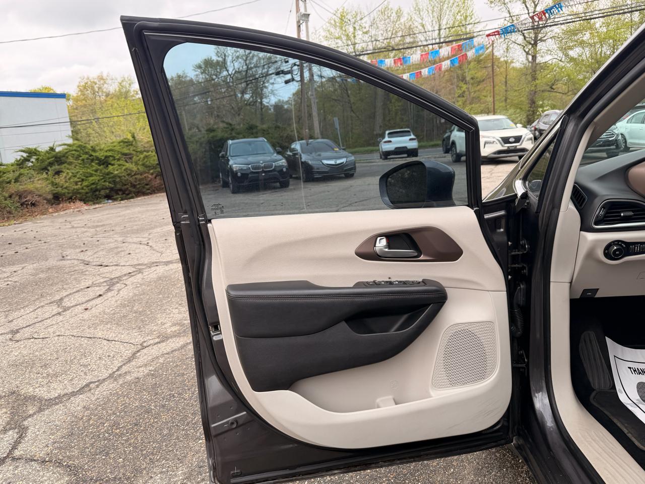 Chrysler Pacifica Touring-L FWD 2017