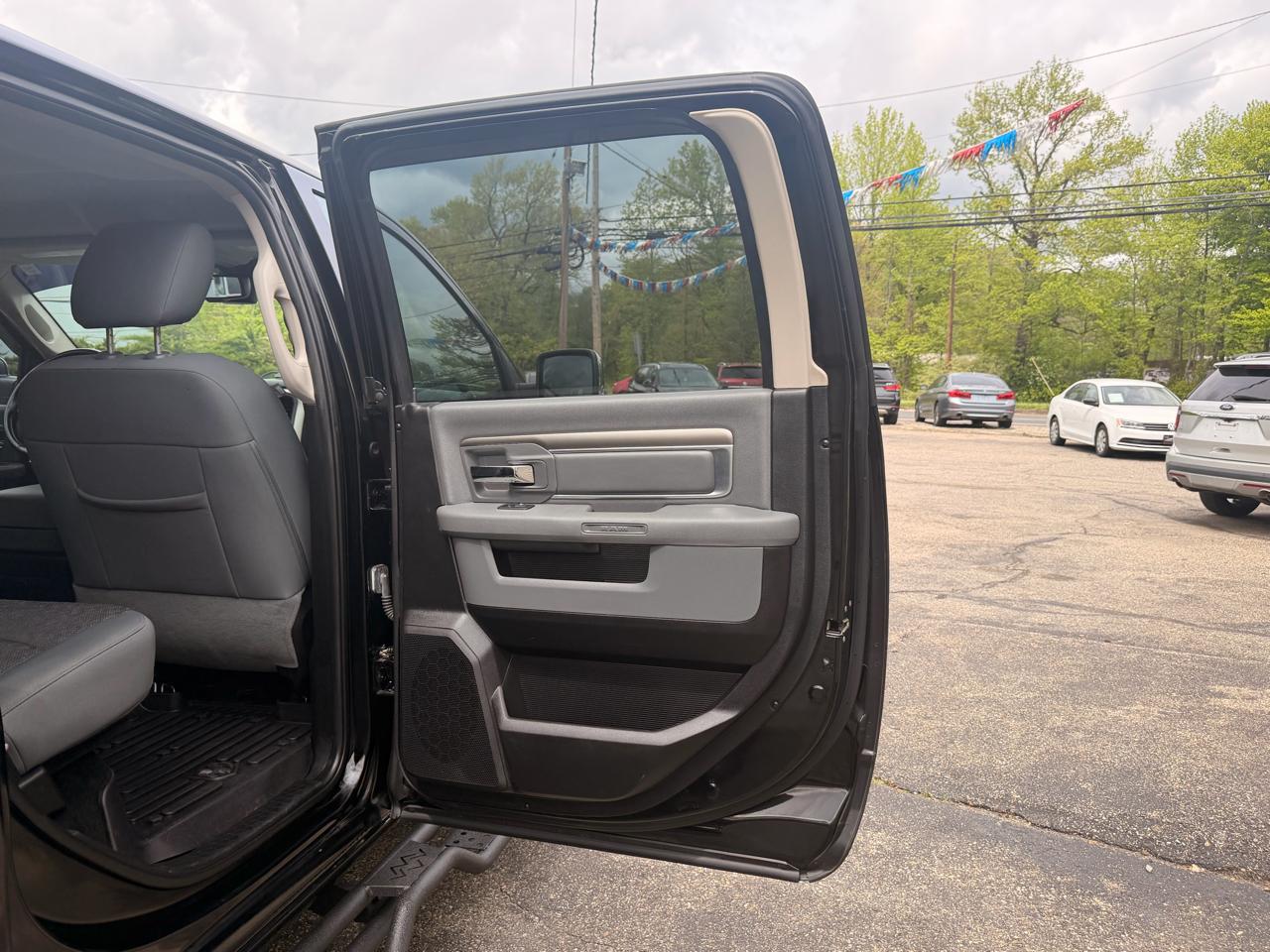 RAM 1500 4WD Crew Cab 140.5" Big Horn 2014
