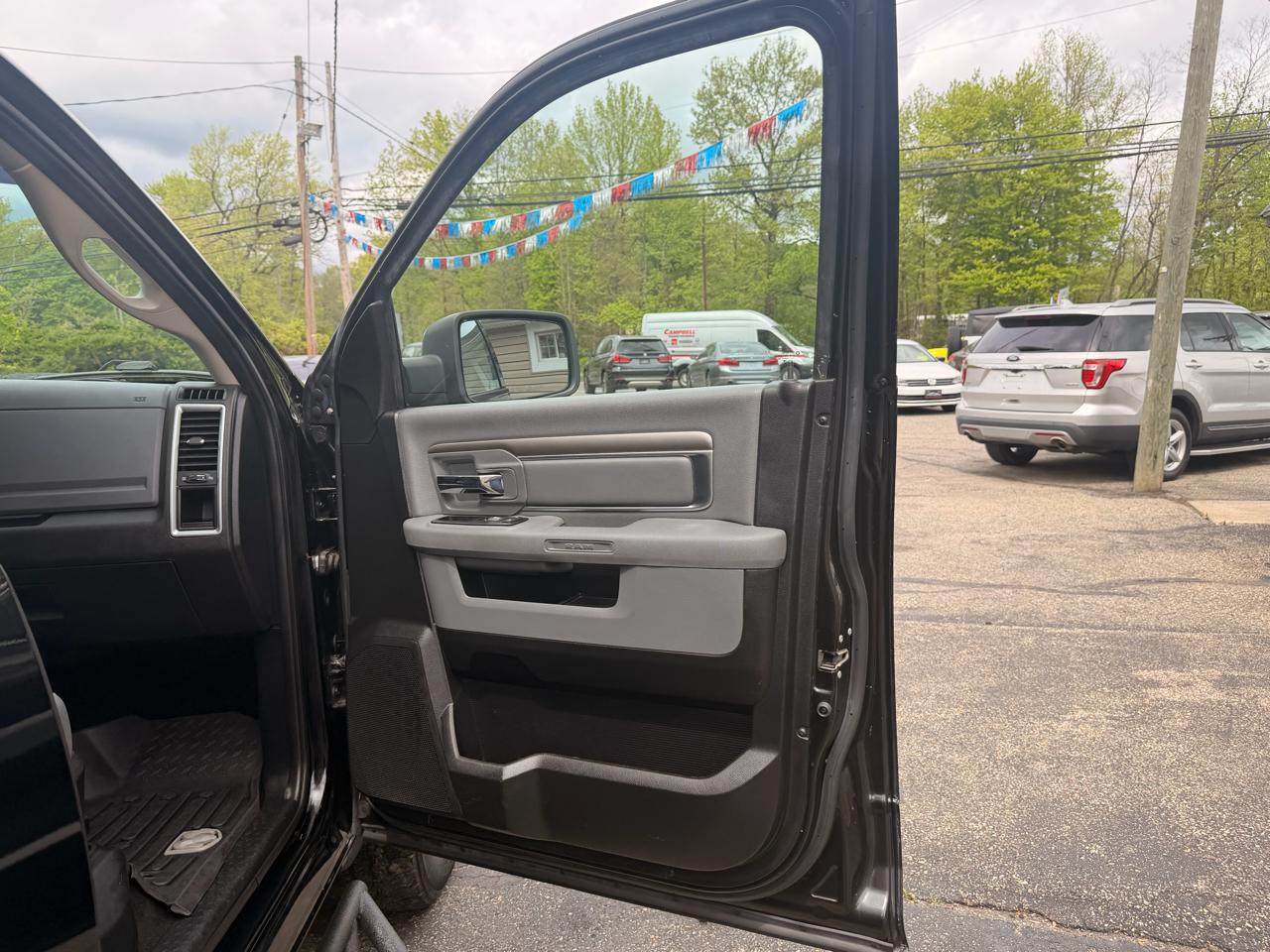 RAM 1500 4WD Crew Cab 140.5" Big Horn 2014