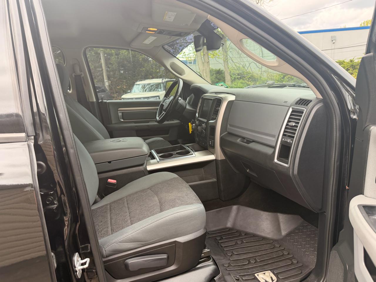 RAM 1500 4WD Crew Cab 140.5" Big Horn 2014