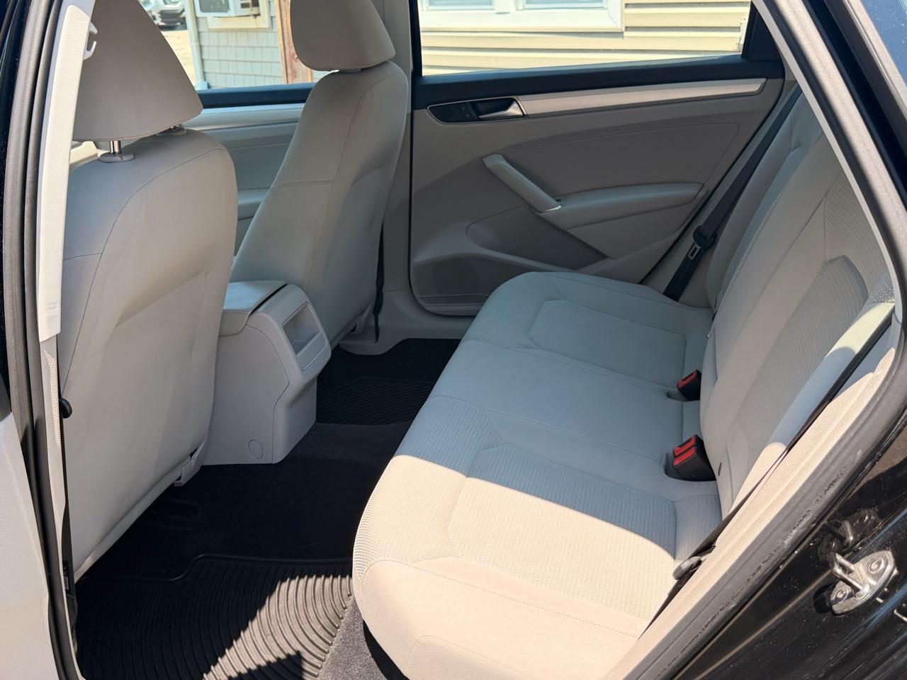 Volkswagen Passat 4dr Sdn 1.8T Auto S PZEV 2016