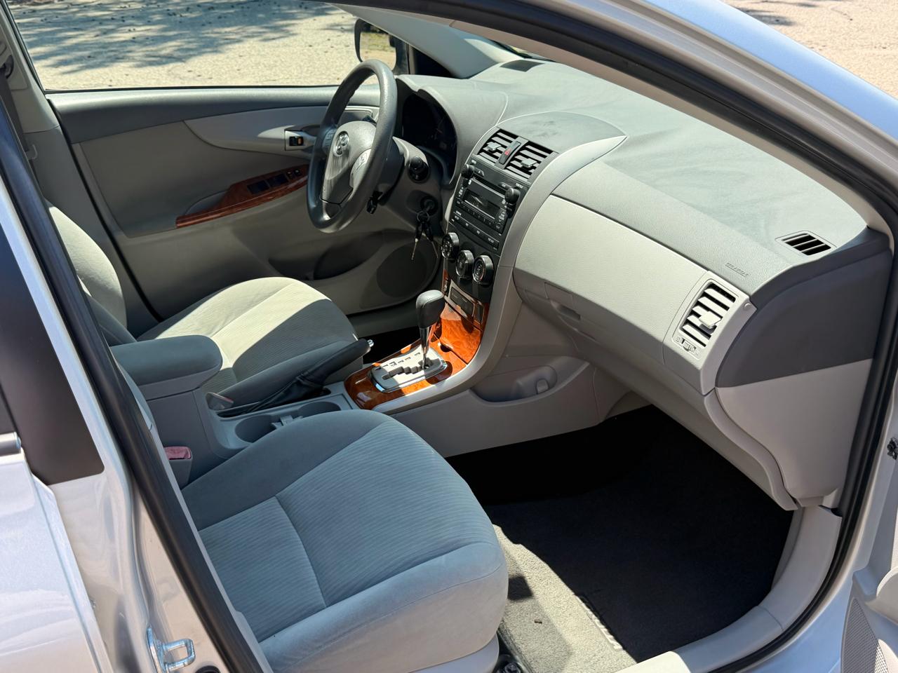 Toyota Corolla 4dr Sdn Man (Natl) 2009