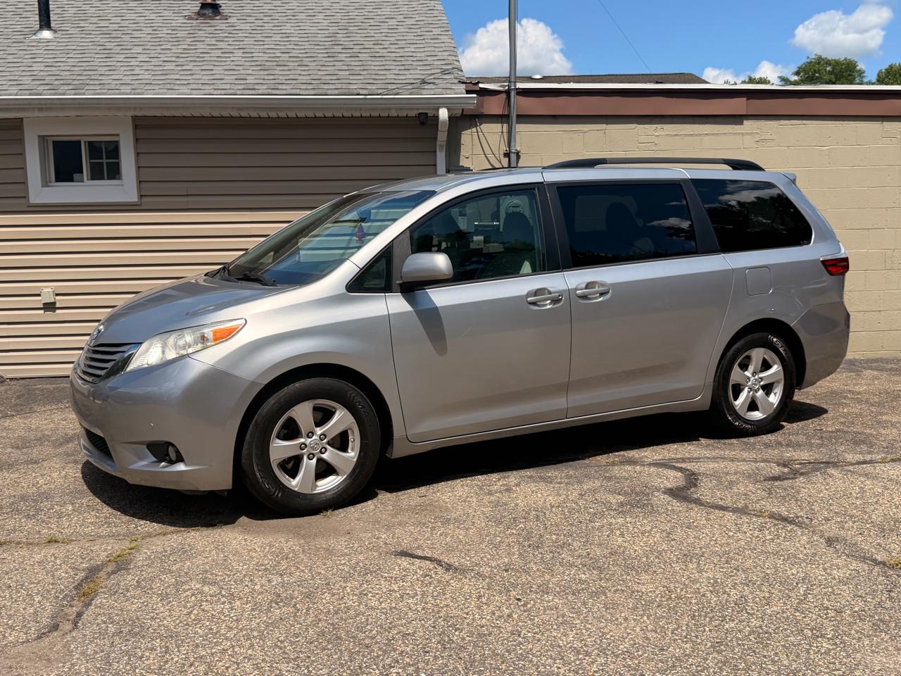 Toyota Sienna LE FWD 8-Passenger (Natl) 2017