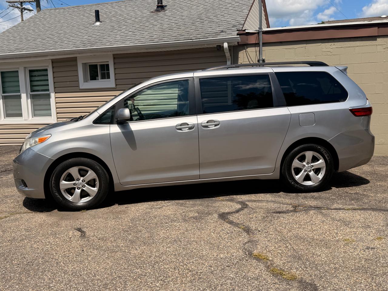 Toyota Sienna LE FWD 8-Passenger (Natl) 2017
