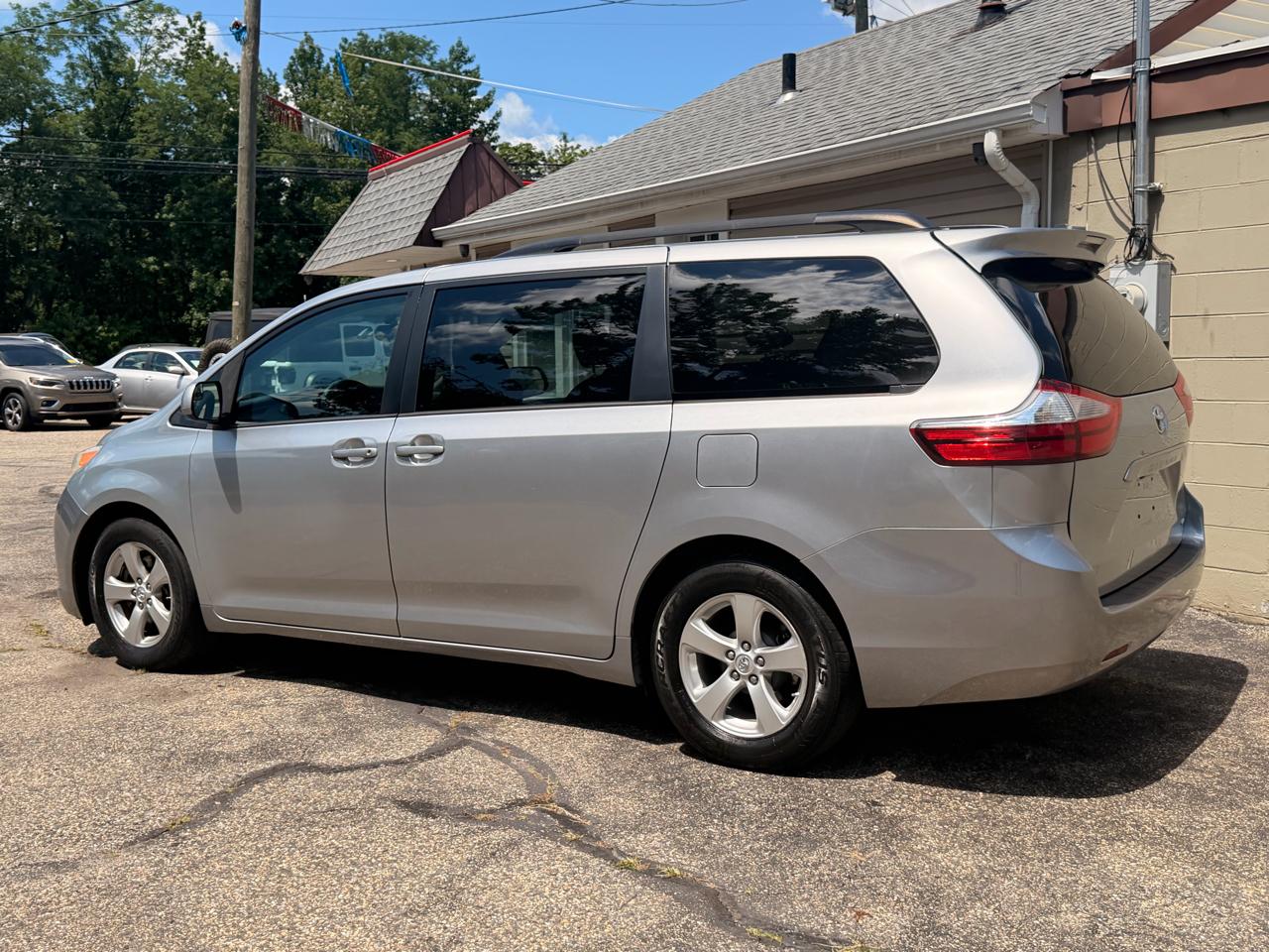 Toyota Sienna LE FWD 8-Passenger (Natl) 2017
