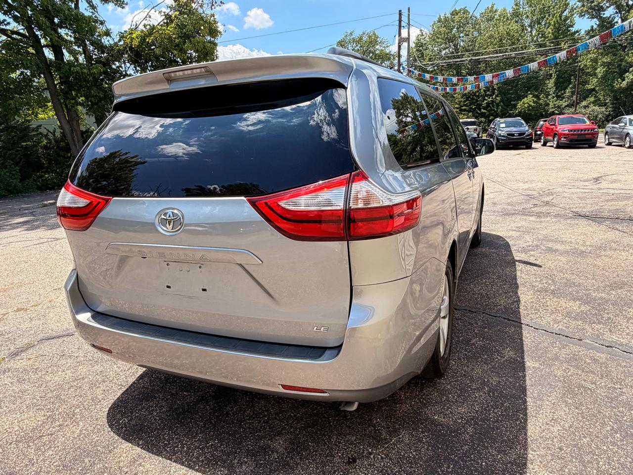 Toyota Sienna LE FWD 8-Passenger (Natl) 2017