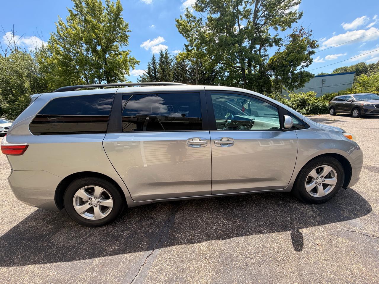 Toyota Sienna LE FWD 8-Passenger (Natl) 2017