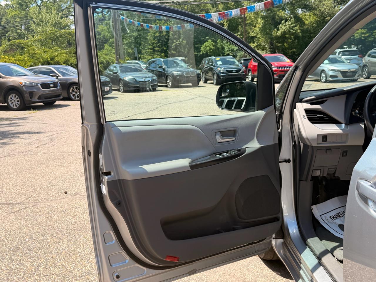 Toyota Sienna LE FWD 8-Passenger (Natl) 2017