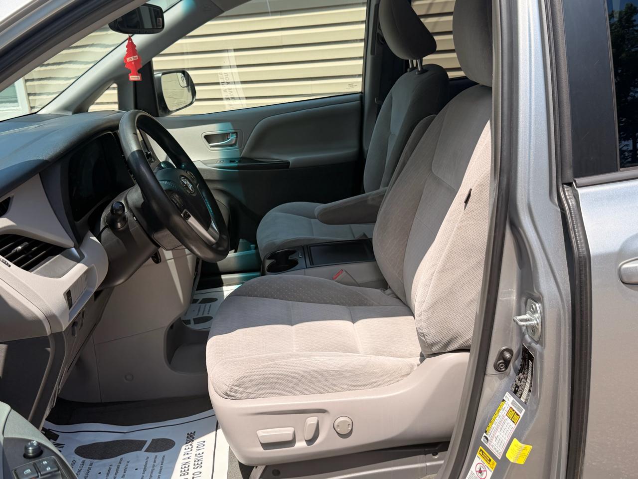 Toyota Sienna LE FWD 8-Passenger (Natl) 2017