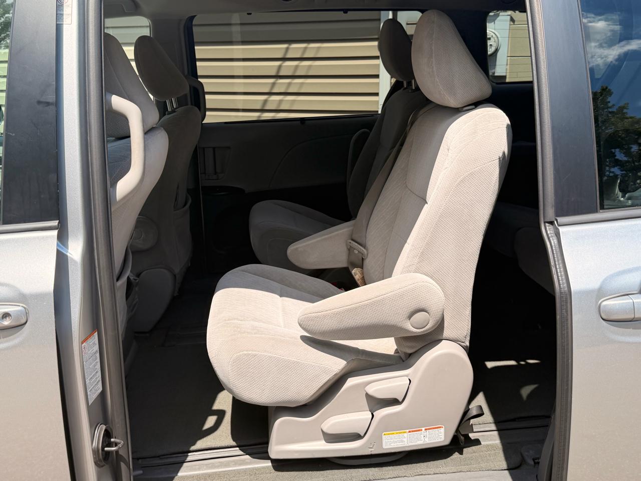Toyota Sienna LE FWD 8-Passenger (Natl) 2017