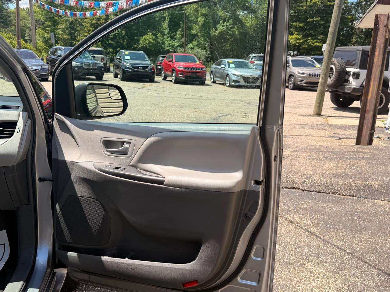 Toyota Sienna LE FWD 8-Passenger (Natl) 2017