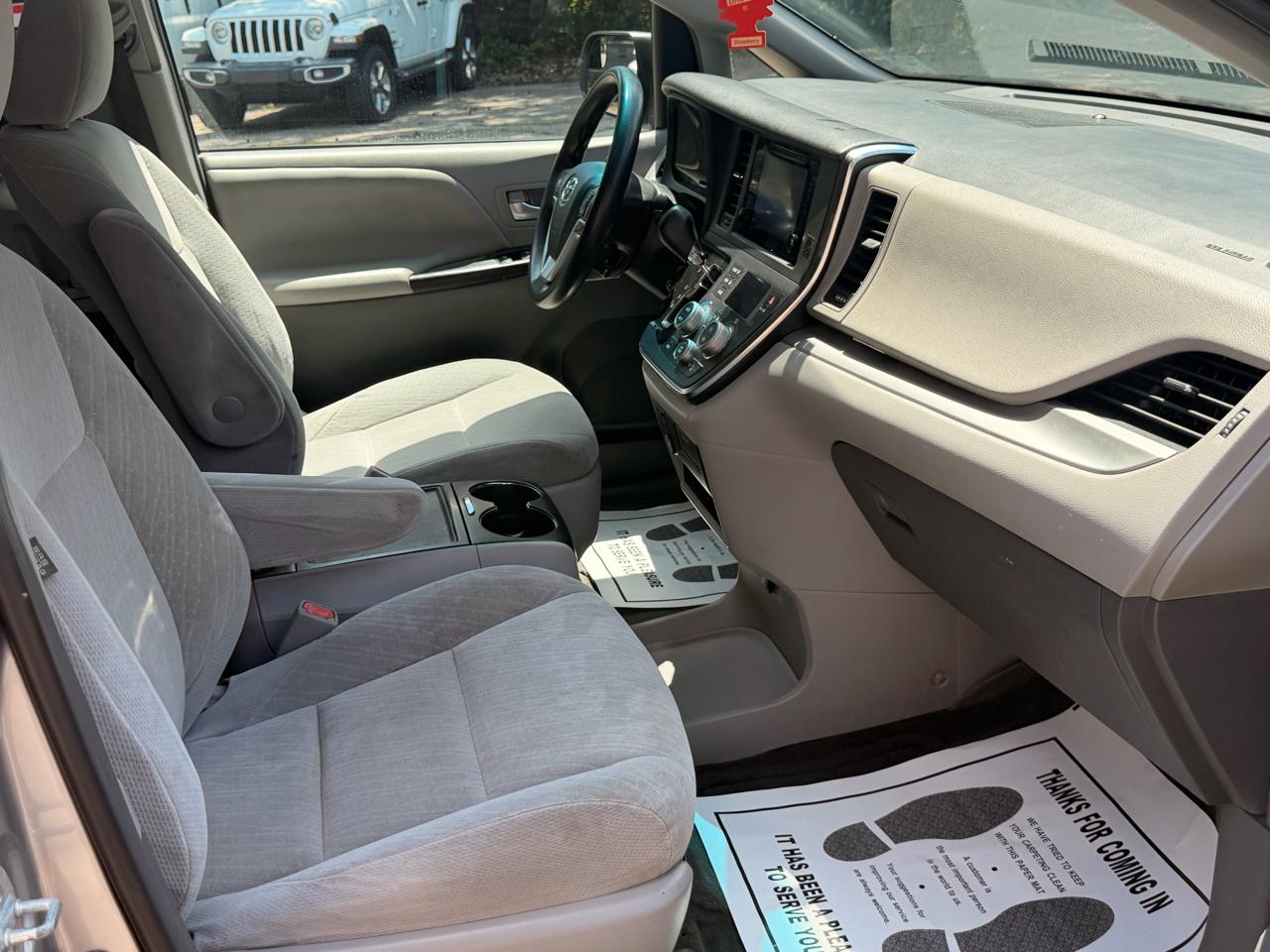 Toyota Sienna LE FWD 8-Passenger (Natl) 2017