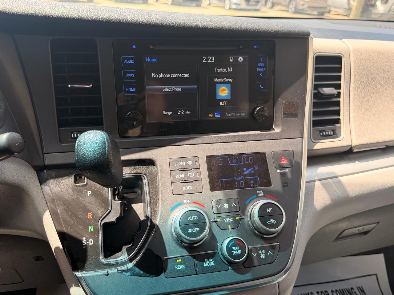 Toyota Sienna LE FWD 8-Passenger (Natl) 2017