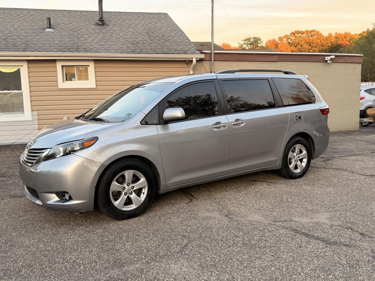Toyota Sienna LE FWD 8-Passenger (Natl) 2017