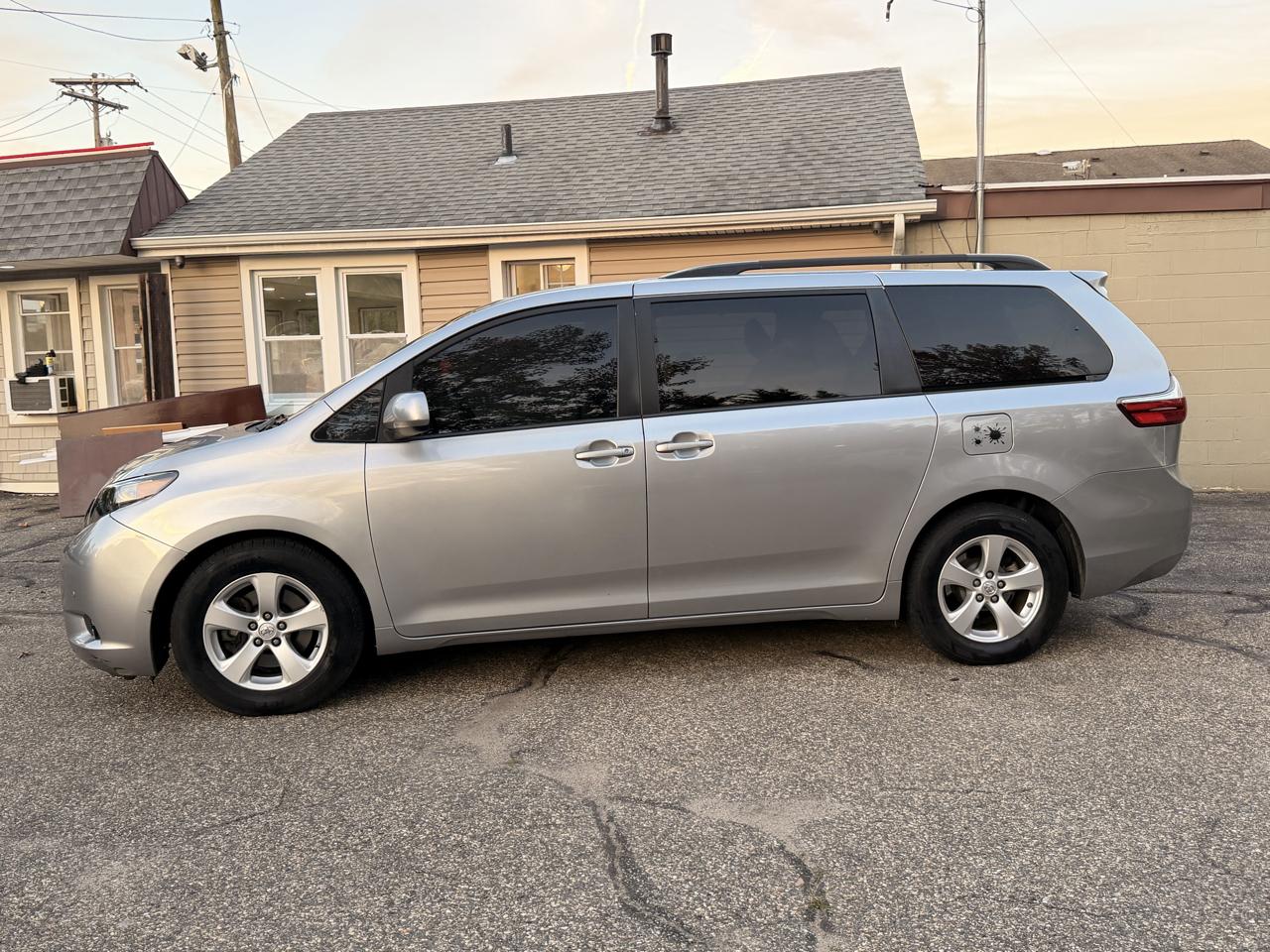 Toyota Sienna LE FWD 8-Passenger (Natl) 2017