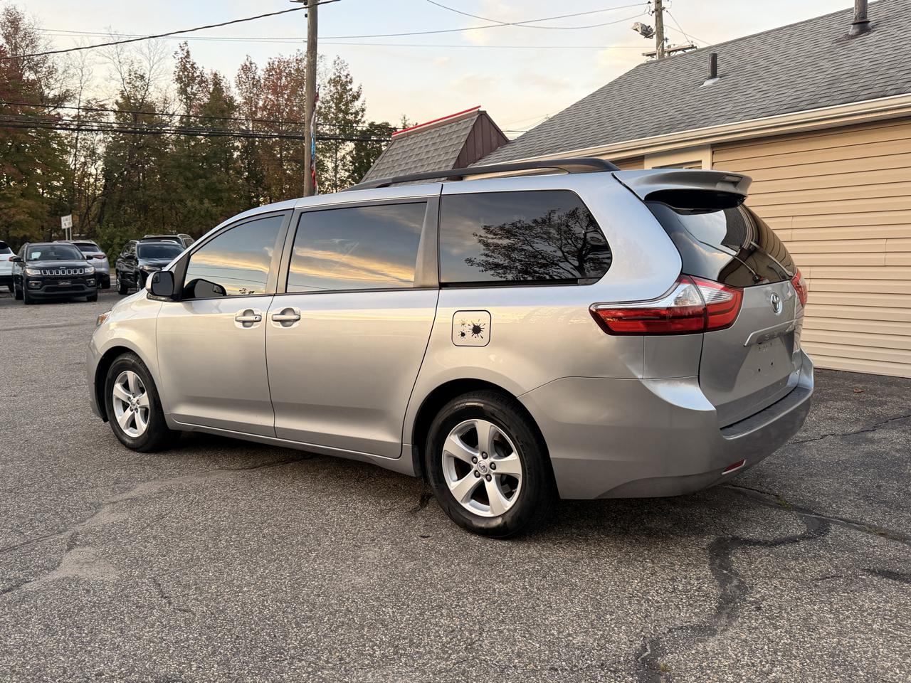 Toyota Sienna LE FWD 8-Passenger (Natl) 2017
