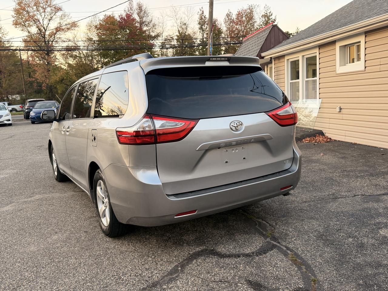 Toyota Sienna LE FWD 8-Passenger (Natl) 2017