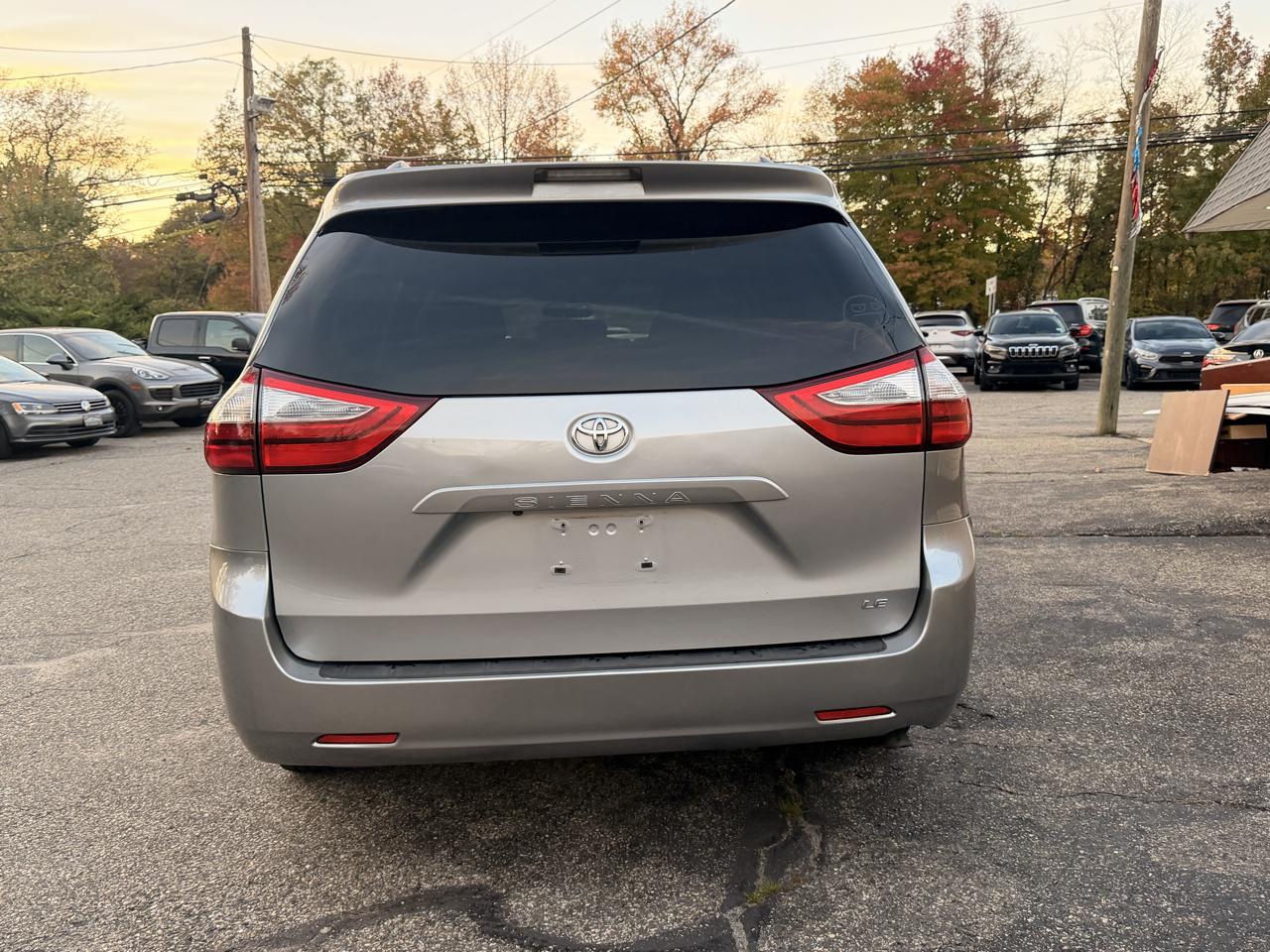 Toyota Sienna LE FWD 8-Passenger (Natl) 2017