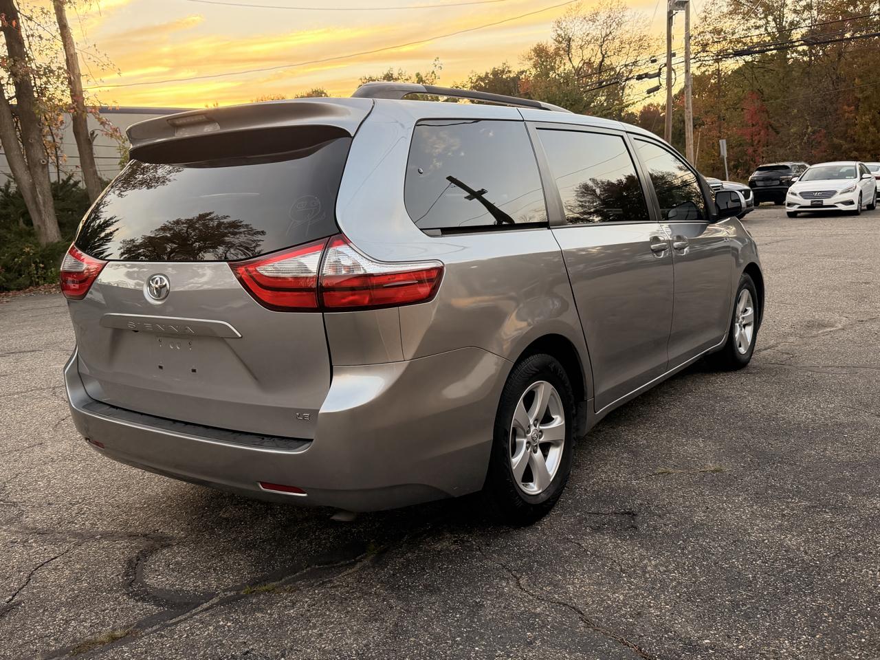 Toyota Sienna LE FWD 8-Passenger (Natl) 2017