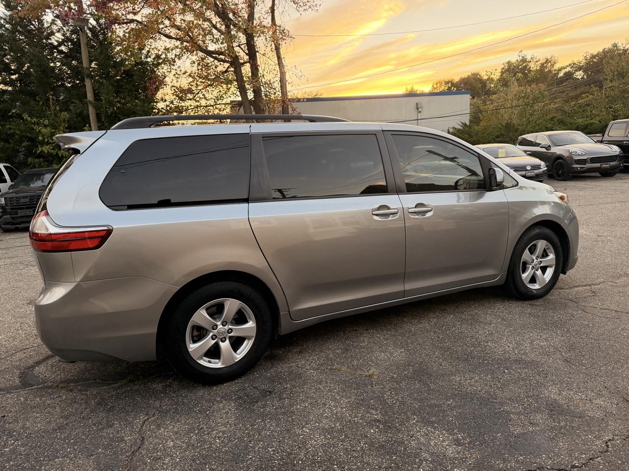 Toyota Sienna LE FWD 8-Passenger (Natl) 2017
