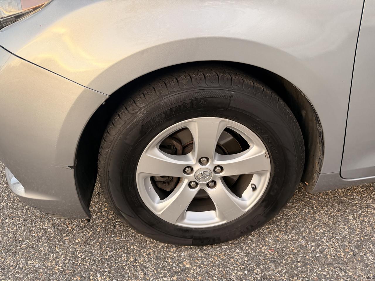 Toyota Sienna LE FWD 8-Passenger (Natl) 2017