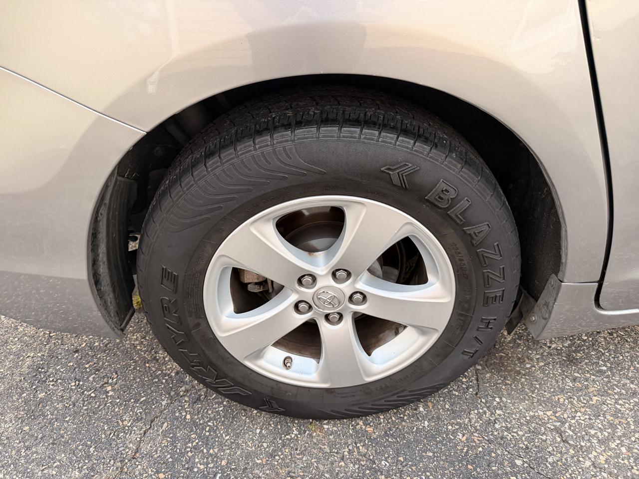 Toyota Sienna LE FWD 8-Passenger (Natl) 2017