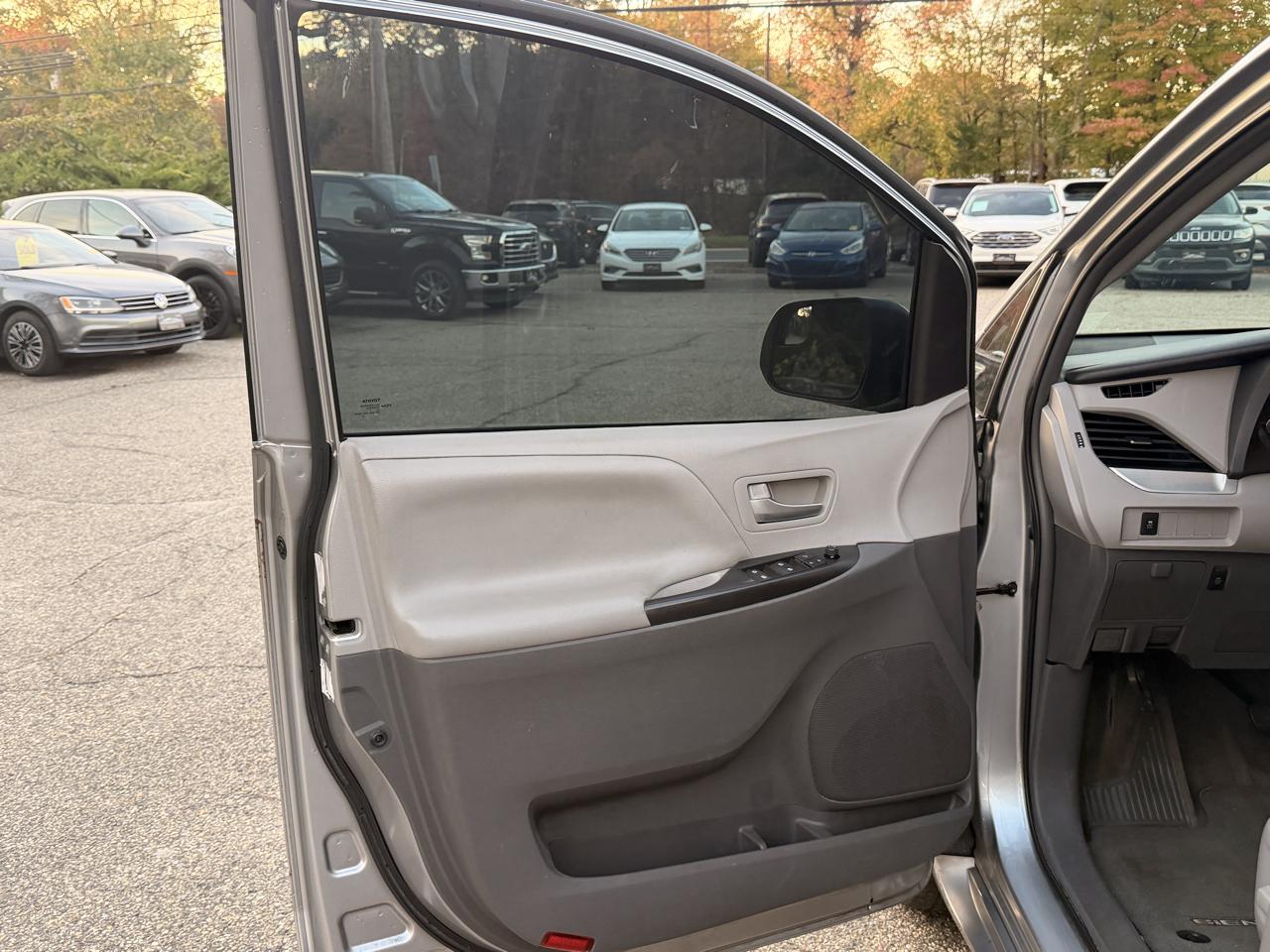 Toyota Sienna LE FWD 8-Passenger (Natl) 2017